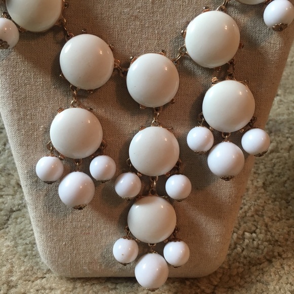White bauble statement necklace - Picture 2 of 3